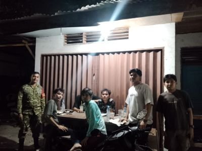 Perkuat Kamtibmas, Babinsa Kampung Bandar Ajak Pemuda Peduli Keamanan Lingkungan